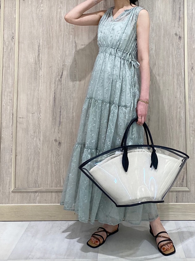 ホワイト系のTシャツ/カットソー、ブラック系のトートバッグ、ブラック系のサンダルを着用したレディースの春コーディネートの5枚目の写真