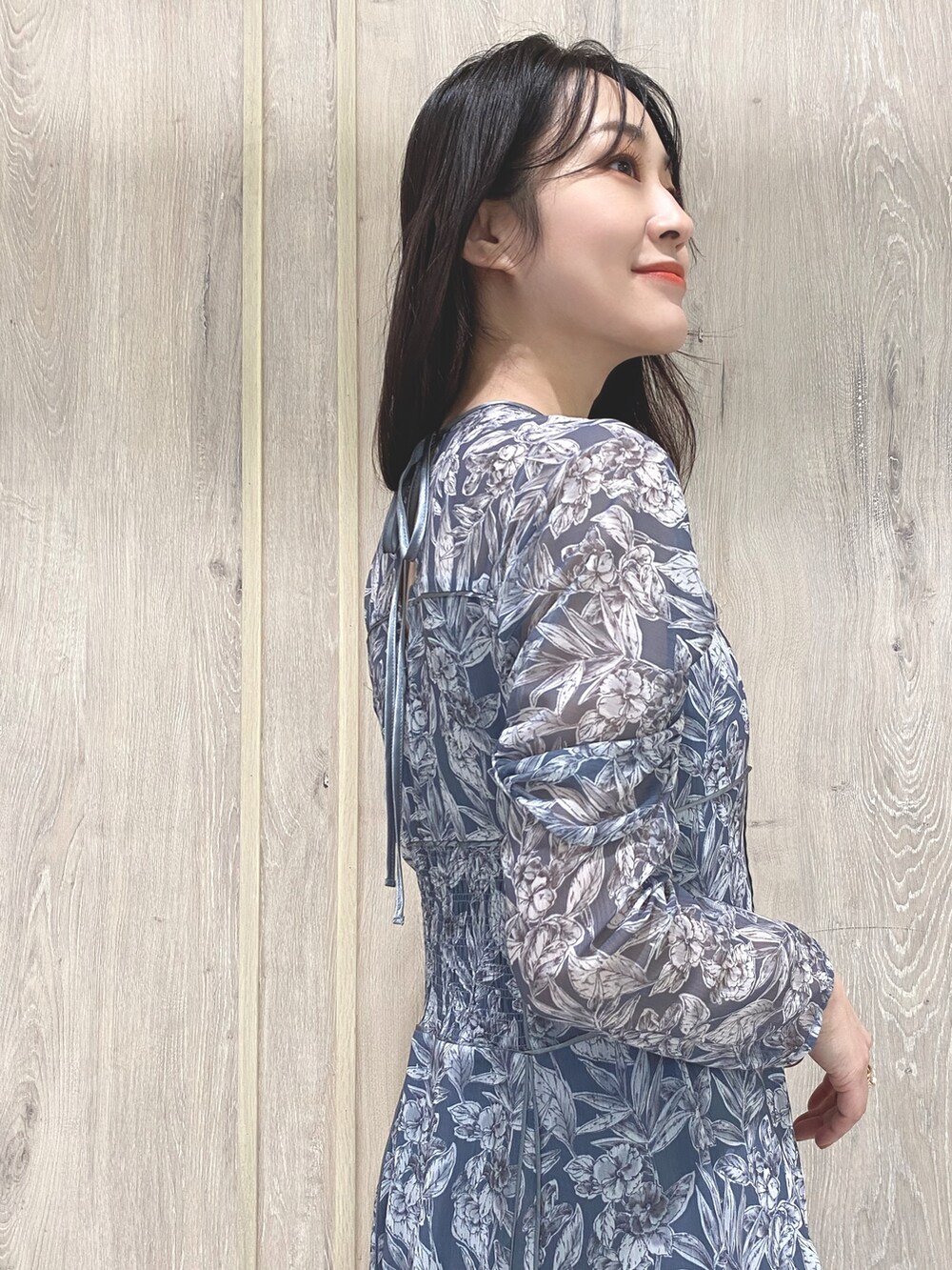 ブラック系のブーツ、グレー系のワンピースを着用したレディースの秋コーディネートの7枚目の写真