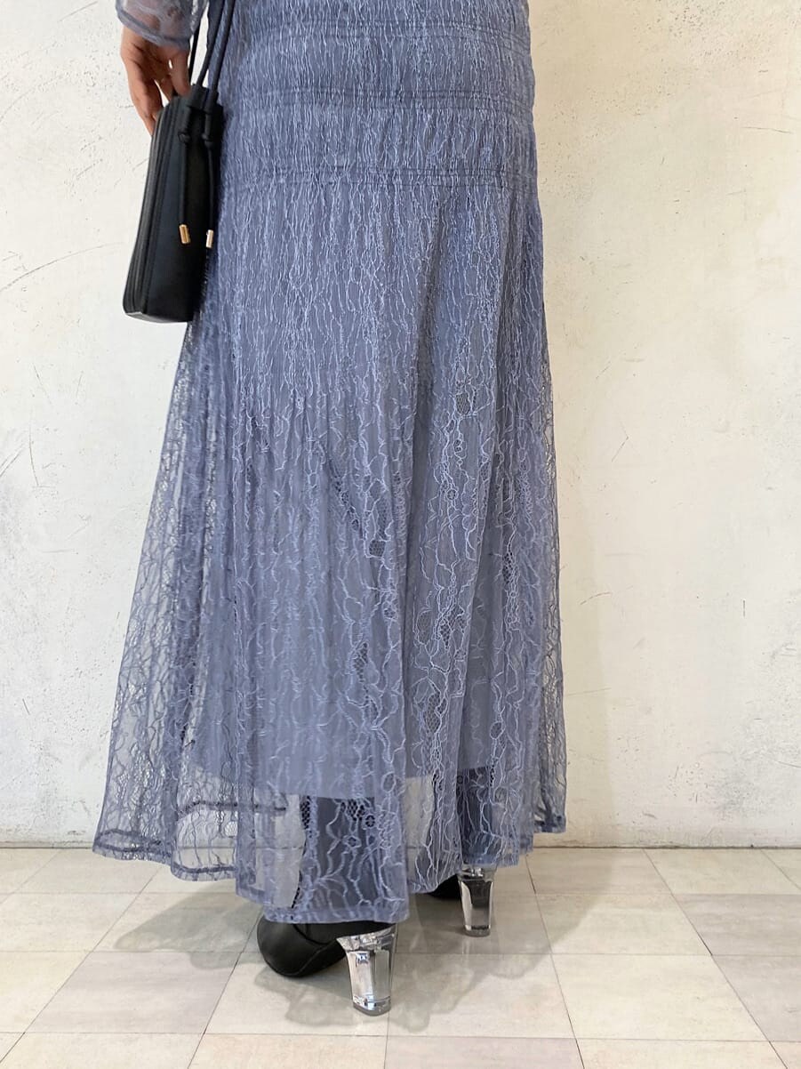 ホワイト系のTシャツ/カットソー、ブルー系のシャツ/ブラウス、ブラック系のその他シューズを着用したレディースの冬コーディネートの8枚目の写真