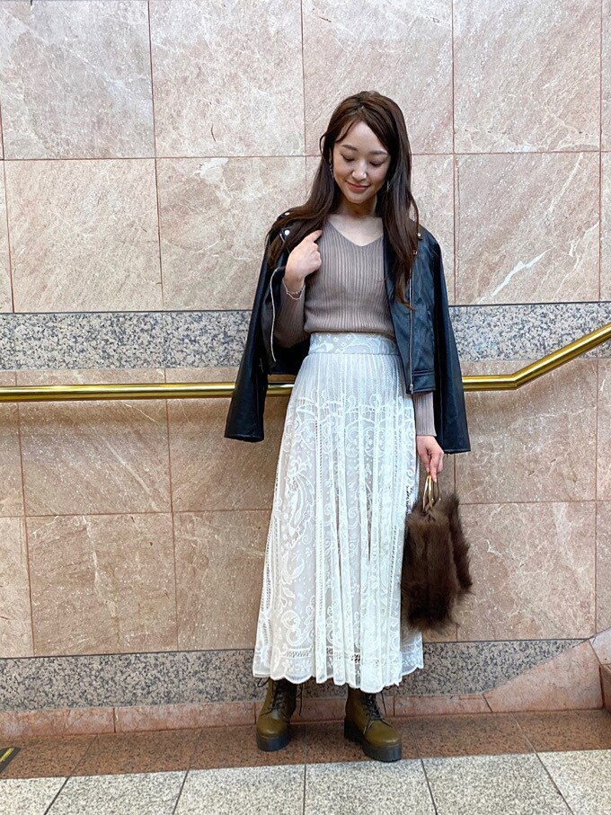 ベージュ系のニット/セーター、ベージュ系のイヤリングを着用したレディースの秋コーディネートの2枚目の写真