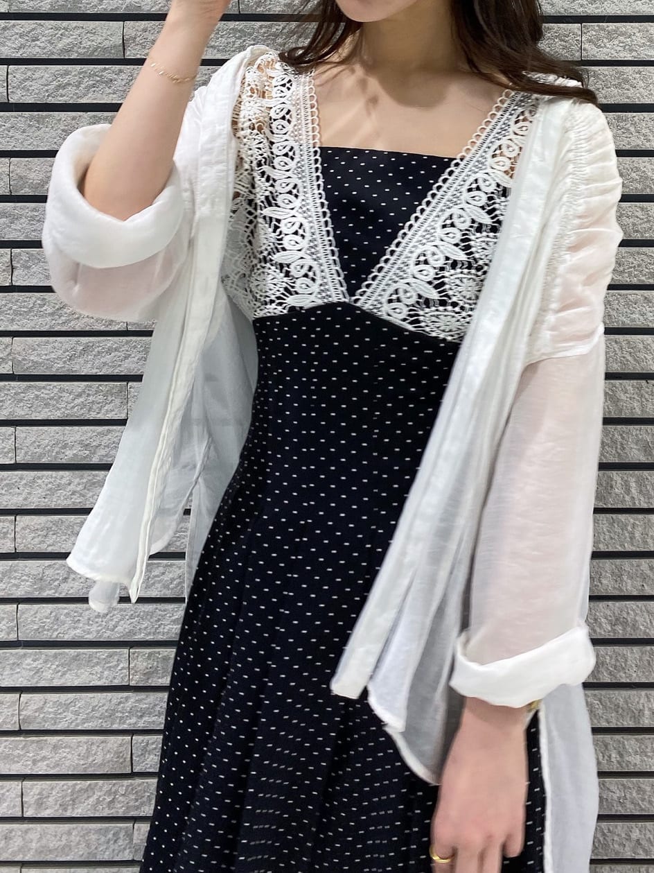 ブラック系のキャミソール、その他のサンダル、ホワイト系のショルダーバッグを着用したレディースの春コーディネートの4枚目の写真