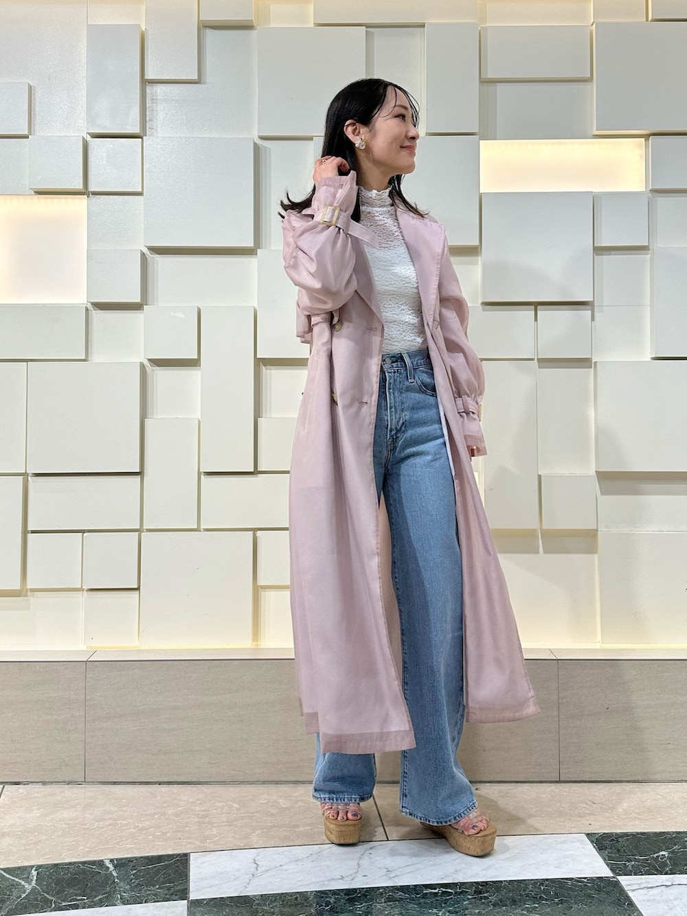 ホワイト系のキャミソール、その他のサンダル、ピンク系のトートバッグを着用したレディースの春コーディネートの2枚目の写真