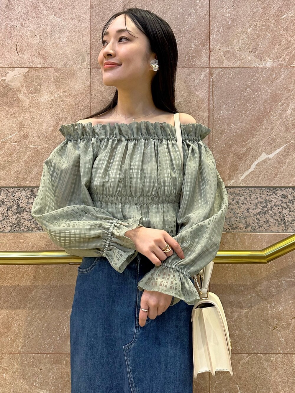 グリーン系のシャツ/ブラウス、ブルー系のデニムスカート、ベージュ系のパンプスを着用したレディースの冬コーディネートの5枚目の写真