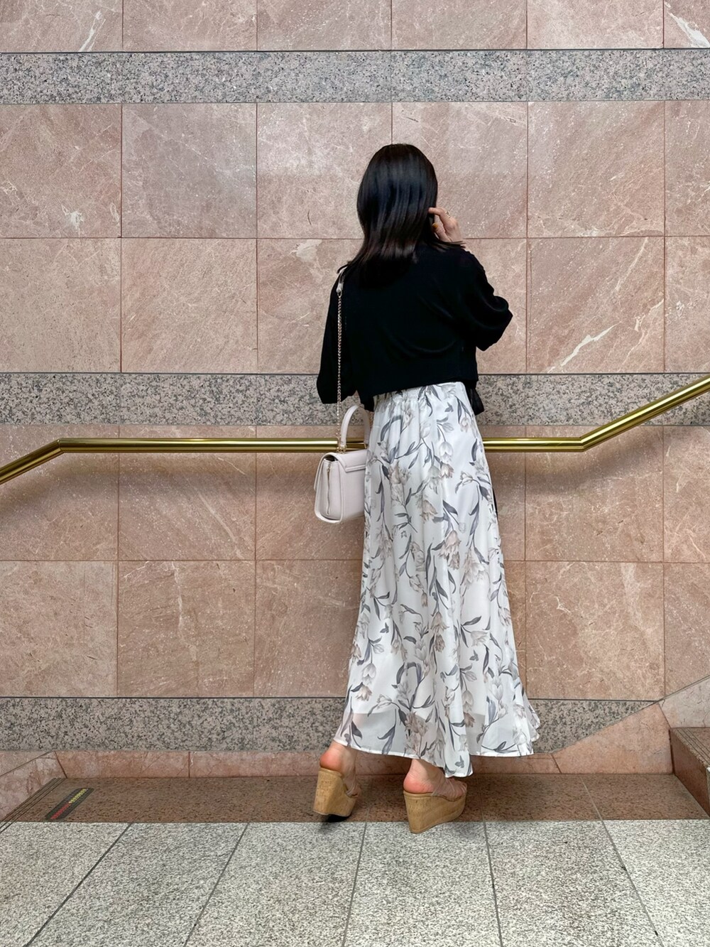 その他のサンダル、ピンク系のショルダーバッグ、ブラック系のワンピースを着用したレディースの春コーディネートの5枚目の写真