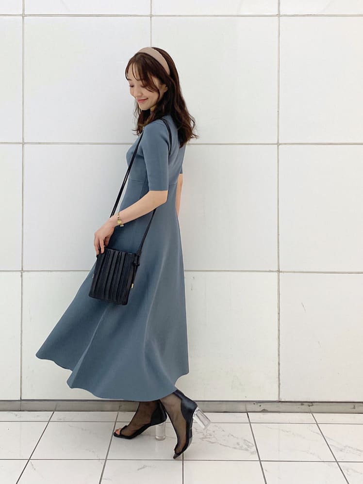 ブルー系のワンピース、ブラック系のその他シューズ、ブラック系のハンドバッグを着用したレディースの夏コーディネートの3枚目の写真