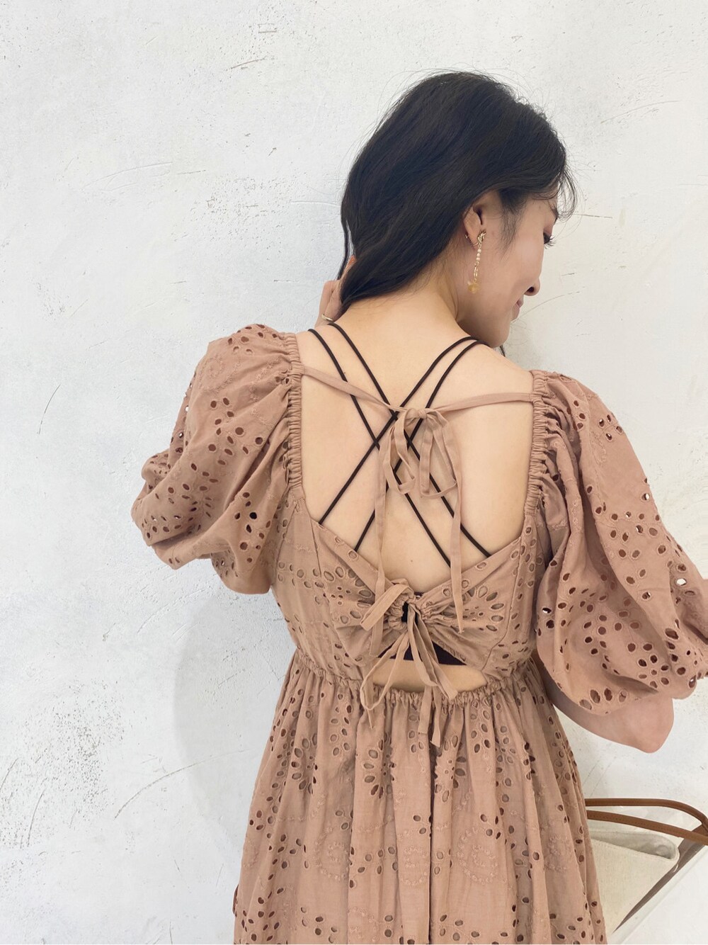 ブラウン系のトートバッグ、ベージュ系のワンピース、ベージュ系のサンダルを着用したレディースの春コーディネートの5枚目の写真