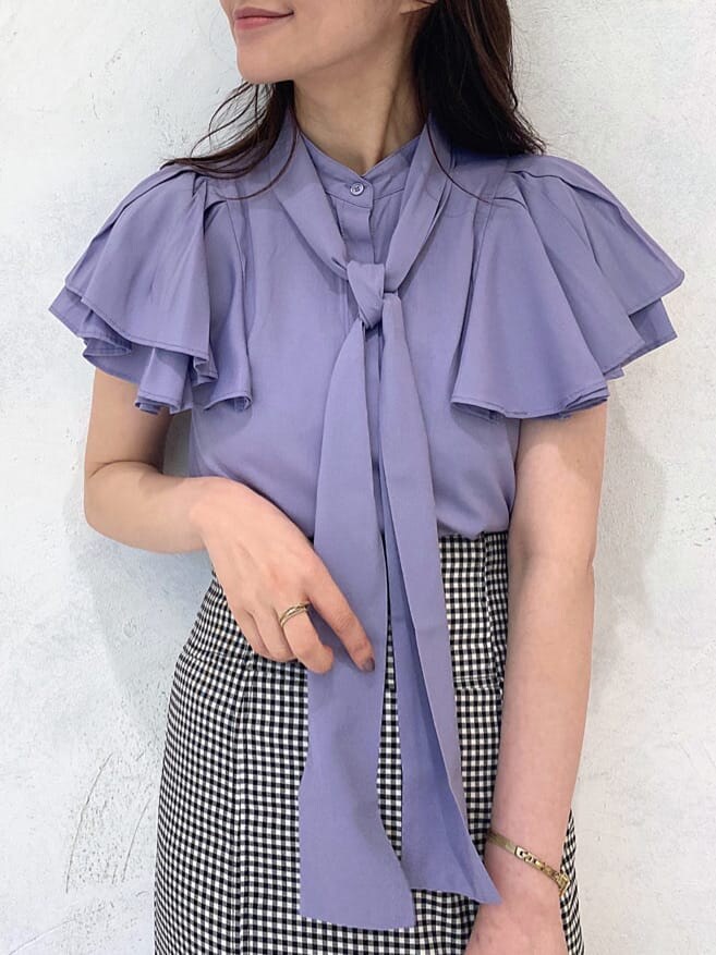 ブラック系のサンダル、ブルー系のシャツ/ブラウス、その他のスカートを着用したレディースの春コーディネートの3枚目の写真