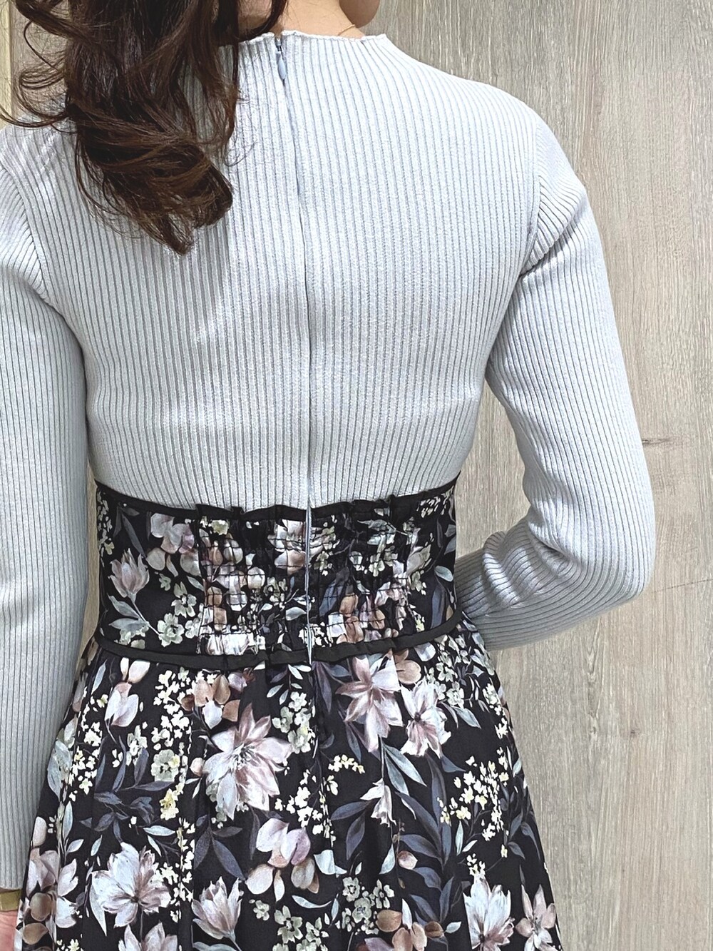 ホワイト系のローファー、ブラウン系のワンピース、パープル系のダウンジャケット/コートを着用したレディースの秋コーディネートの10枚目の写真