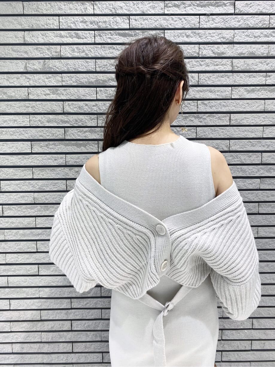 ブラウン系のその他シューズ、ホワイト系のワンピース、ブラウン系のハンドバッグを着用したレディースの秋コーディネートの2枚目の写真