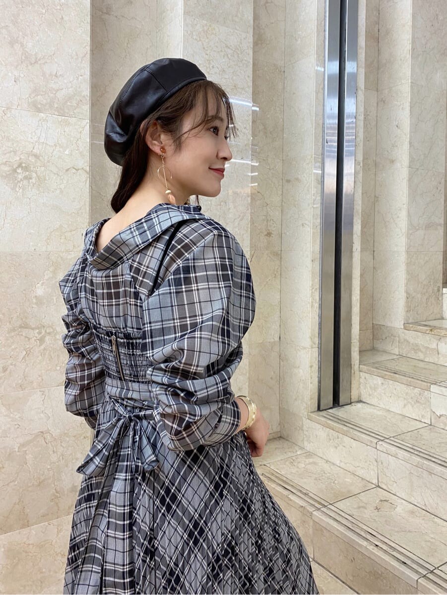 ブラック系のワンピース、ブラウン系のその他シューズ、ブラック系のシャツ/ブラウスを着用したレディースの夏コーディネートの8枚目の写真