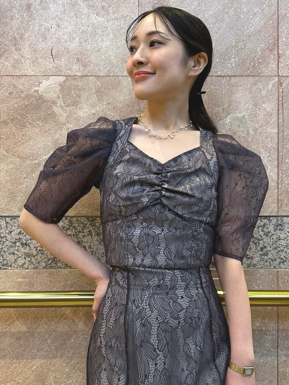 パープル系のシャツ/ブラウス、シルバー系のハンドバッグ、シルバー系のパンプスを着用したレディースの冬コーディネートの5枚目の写真