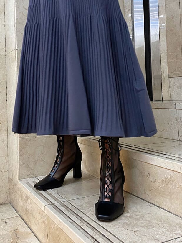 ブルー系のワンピース、ブラック系のその他シューズ、ブルー系のカチューシャを着用したレディースの冬コーディネートの7枚目の写真