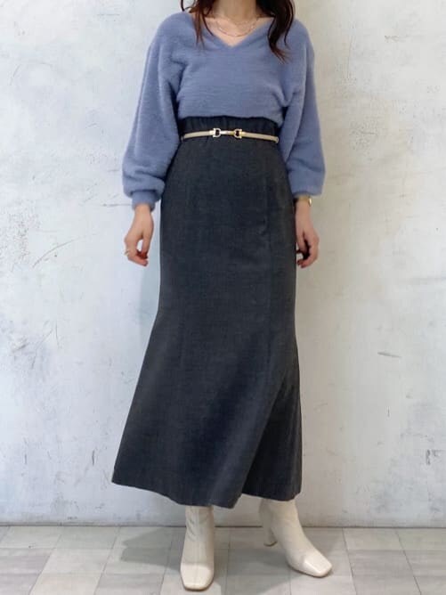 ホワイト系のブーツ、グレー系のスカート、ブルー系のニット/セーターを着用したレディースの秋コーディネートの3枚目の写真