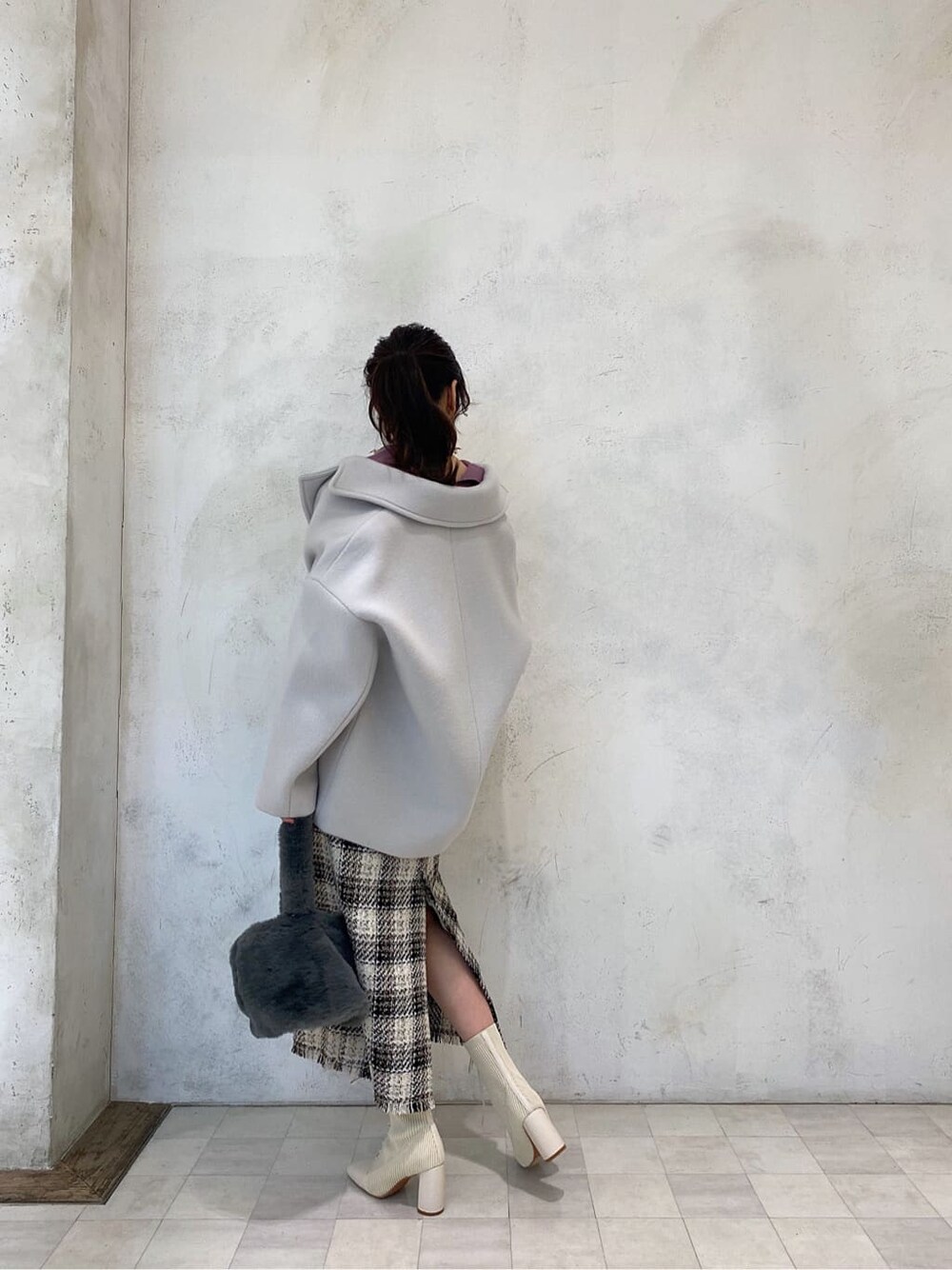 グリーン系のブルゾン、ピンク系のニット/セーター、ホワイト系のブーツを着用したレディースの秋コーディネートの6枚目の写真