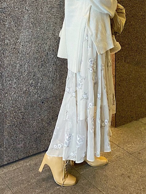 ベージュ系のクラッチバッグ、ホワイト系のムートンコート、ホワイト系のニット/セーターを着用したレディースの秋コーディネートの8枚目の写真