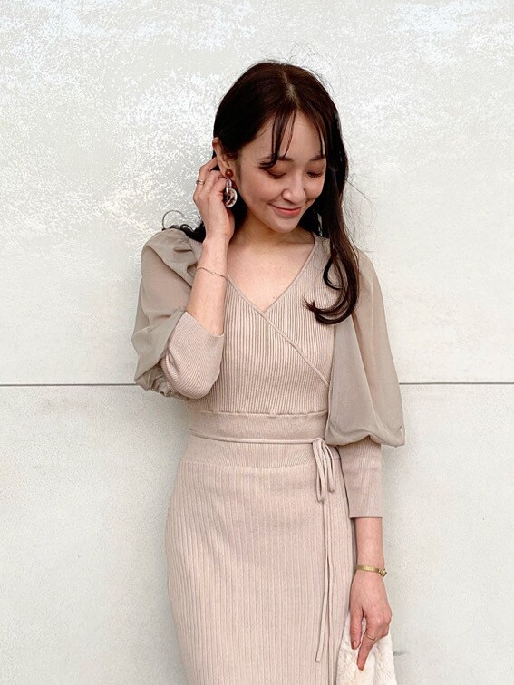 ベージュ系のイヤリングを着用したレディースの秋コーディネートの5枚目の写真