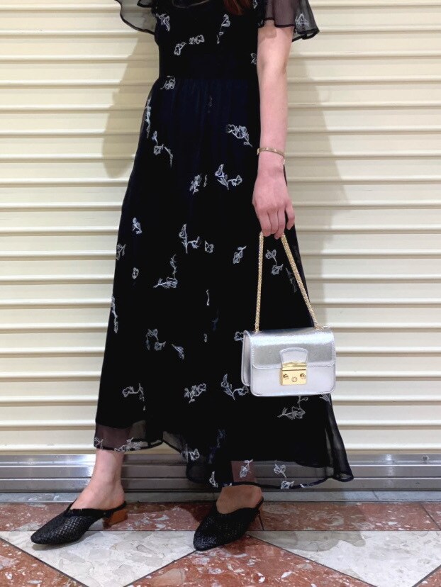 ブラック系のパンプスを着用したレディースの夏コーディネートの7枚目の写真
