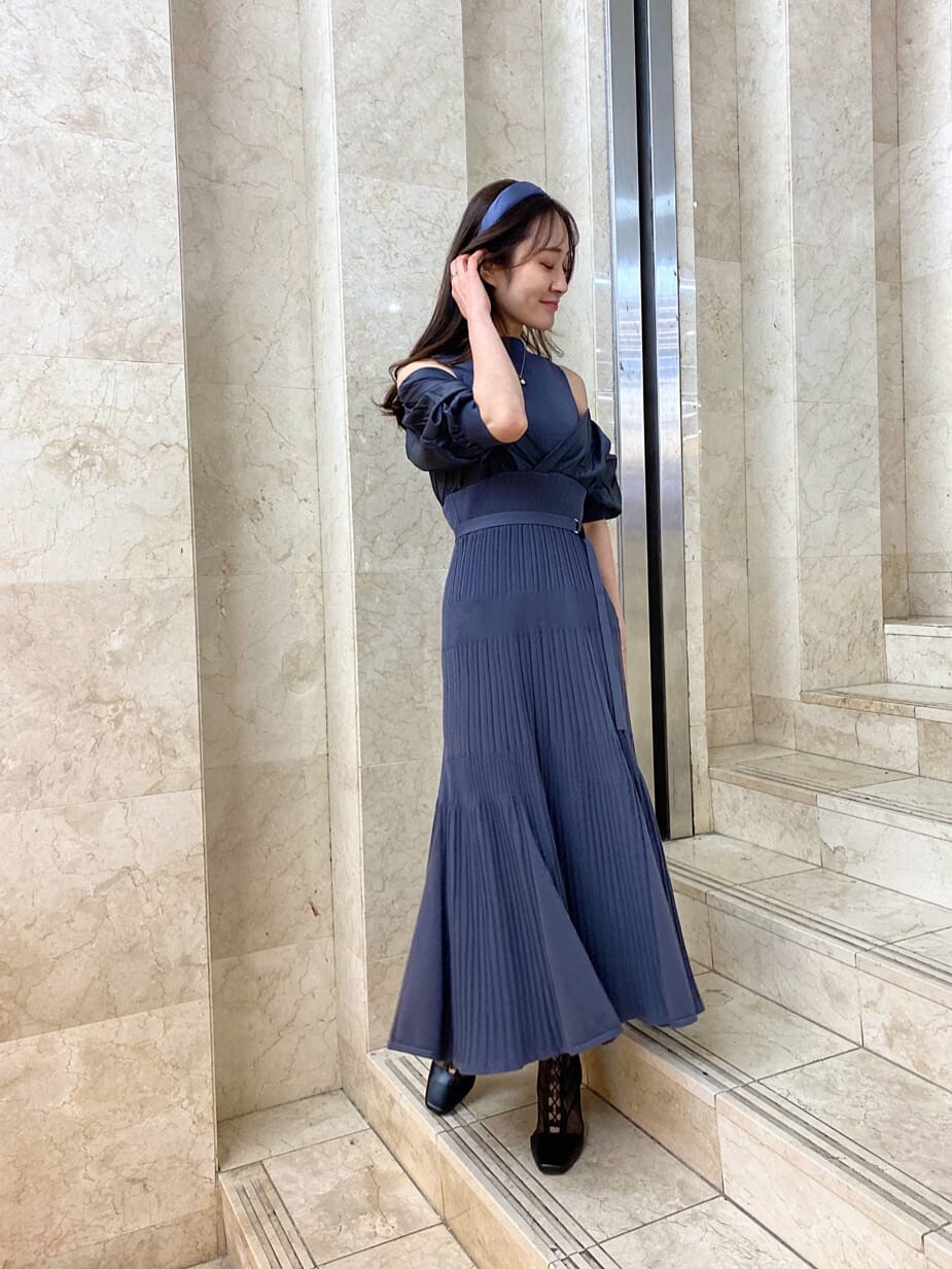 ブルー系のワンピース、ブラック系のその他シューズ、ブルー系のカチューシャを着用したレディースの冬コーディネートの2枚目の写真