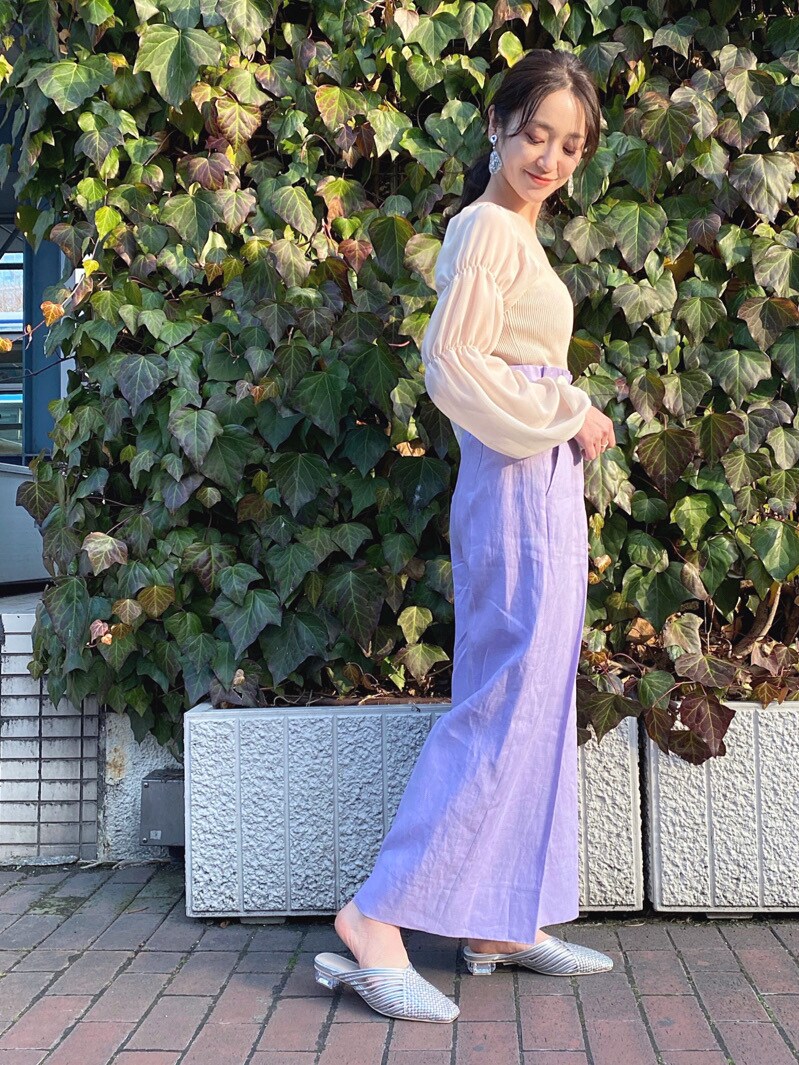 シルバー系のサンダル、ベージュ系のニット/セーター、ホワイト系のハンドバッグを着用したレディースの冬コーディネートの3枚目の写真