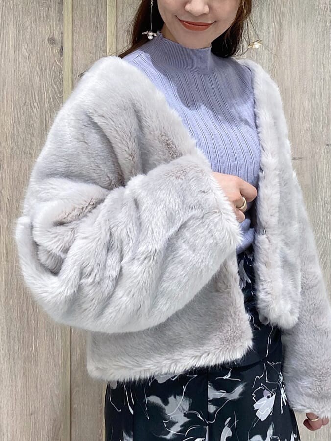 グレー系のその他アウター、パープル系のニット/セーター、ブラック系のスカートを着用したレディースの秋コーディネートの5枚目の写真