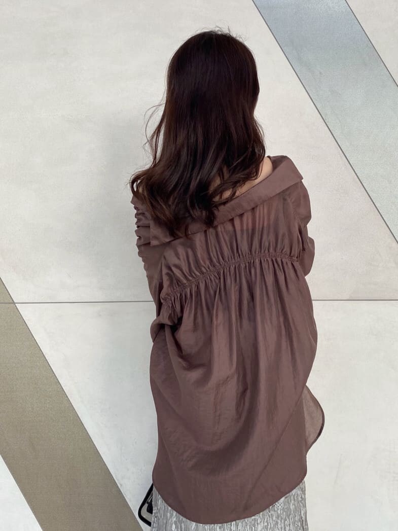 その他のサンダル、ブラック系のショルダーバッグ、ブラック系のキャミソールを着用したレディースの春コーディネートの8枚目の写真