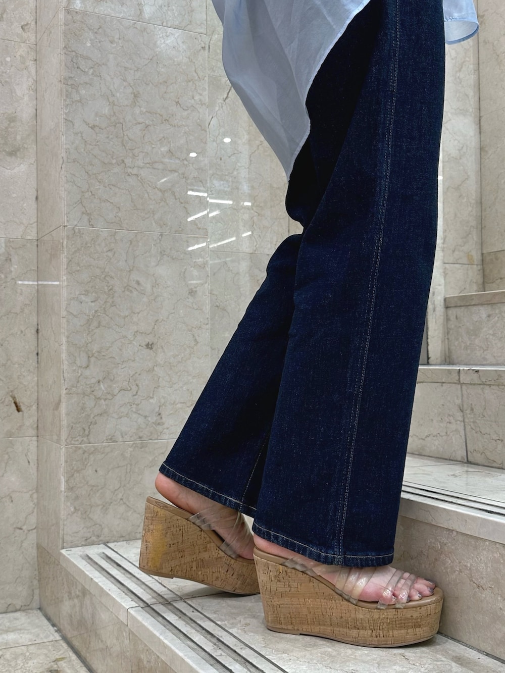 ブルー系のデニムパンツ、その他のサンダル、ホワイト系のキャミソールを着用したレディースの春コーディネートの8枚目の写真