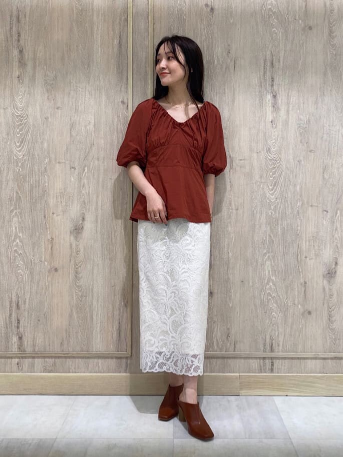 ベージュ系のキャミソール、ブラウン系のサンダル、ブラウン系のシャツ/ブラウスを着用したレディースの夏コーディネートの7枚目の写真