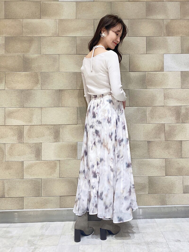 ベージュ系のトレンチコート、ベージュ系のトートバッグ、ホワイト系のニット/セーターを着用したレディースの冬コーディネートの3枚目の写真