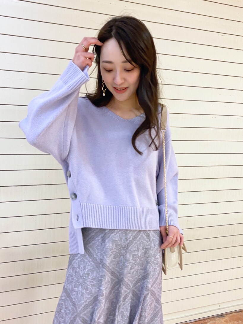 パープル系のスカート、パープル系のニット/セーターを着用したレディースの冬コーディネートの3枚目の写真