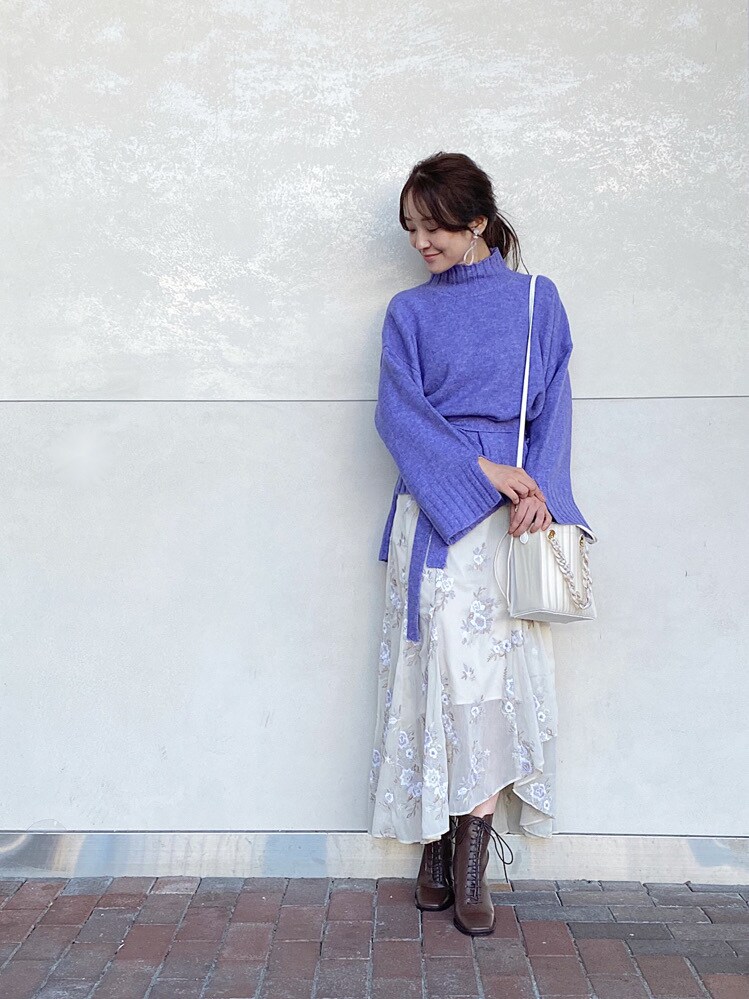 その他のイヤリングを着用したレディースの秋コーディネートの2枚目の写真