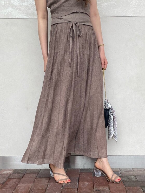 ブラック系のショルダーバッグ、ブラウン系のサンダル、その他のその他雑貨を着用したレディースの夏コーディネートの4枚目の写真