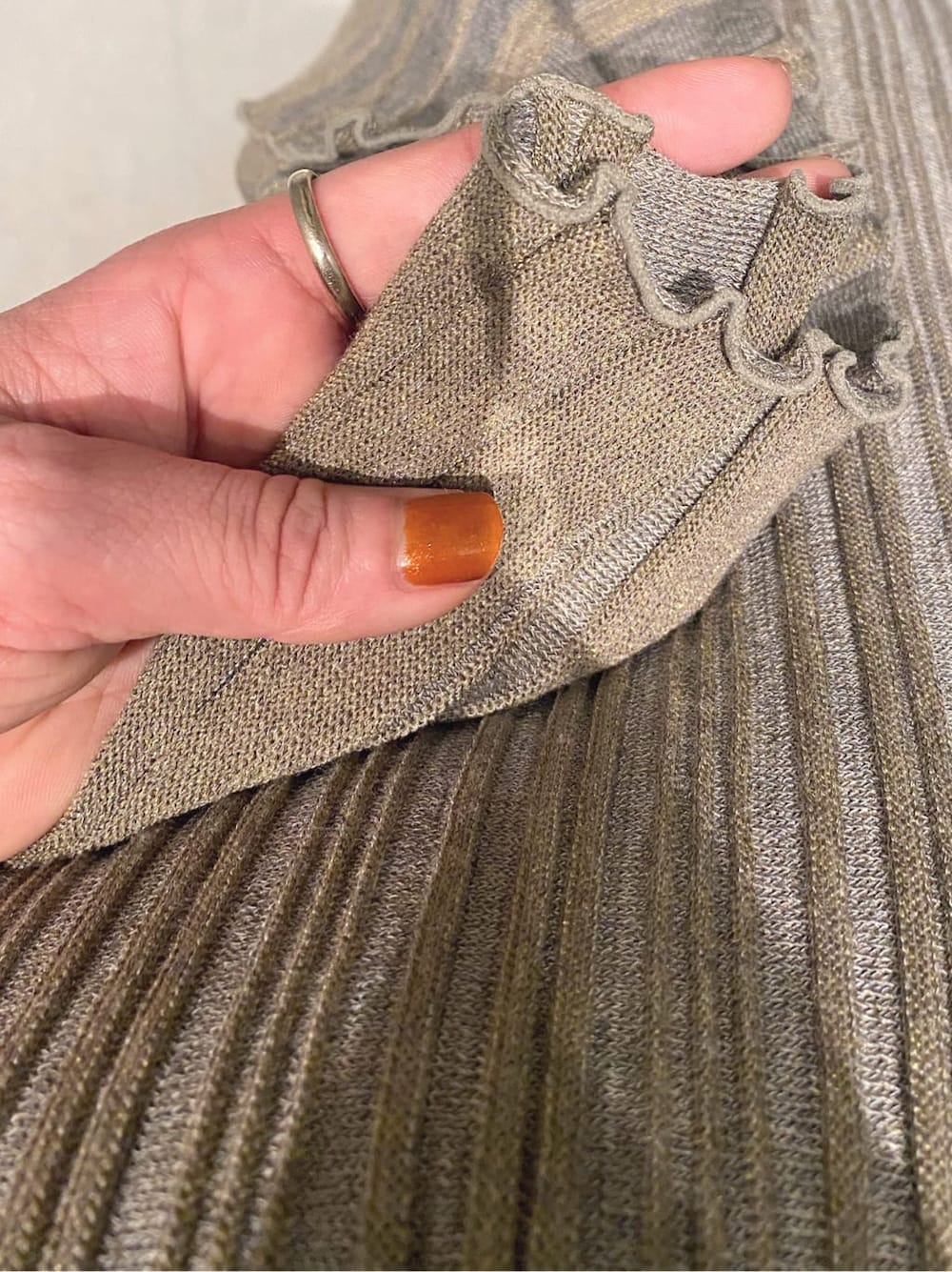 ベージュ系のワンピース、ホワイト系のその他シューズ、ゴールド系のネックレスを着用したレディースの夏コーディネートの7枚目の写真