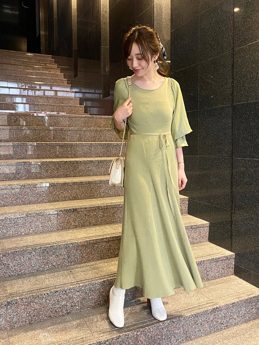 グリーン系のワンピース、その他のバングル/リストバンド、その他のストール/ショールを着用したレディースの冬コーディネートの2枚目の写真