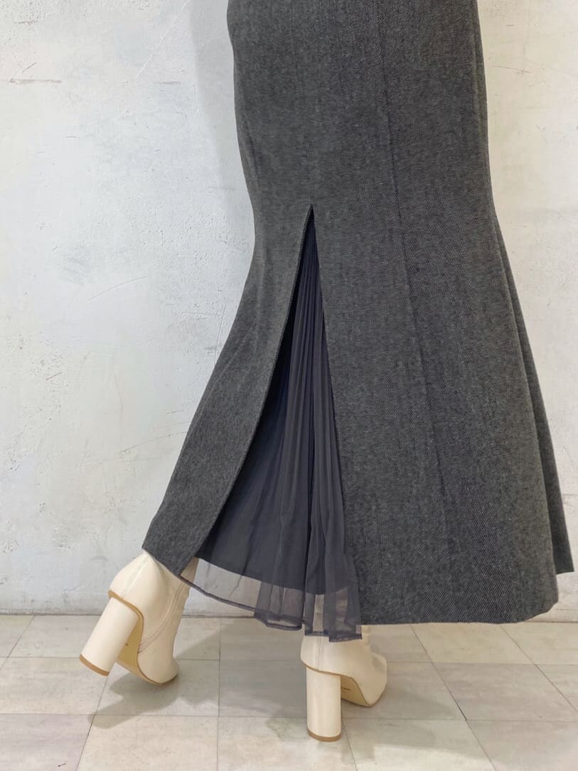 ホワイト系のブーツ、グレー系のスカート、ブルー系のニット/セーターを着用したレディースの秋コーディネートの10枚目の写真