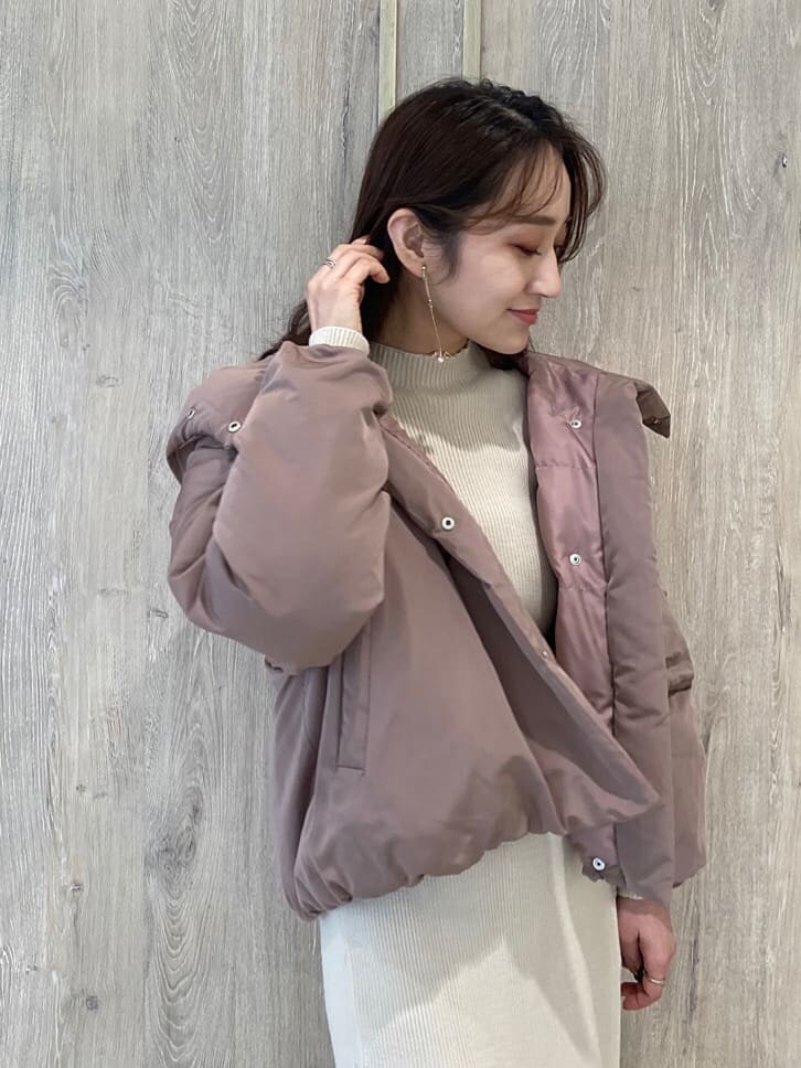 ブラウン系のその他シューズ、ゴールド系のイヤリング、ピンク系の福袋/福箱を着用したレディースの秋コーディネートの5枚目の写真