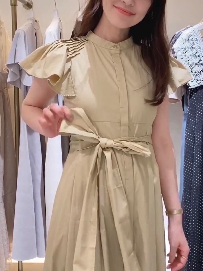 その他のサンダル、ベージュ系のワンピースを着用したレディースの夏コーディネートの7枚目の写真