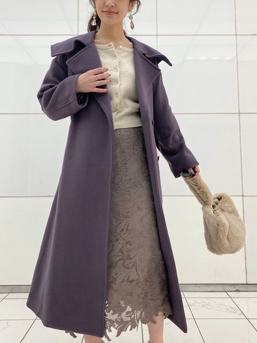 ベージュ系のパンプス、パープル系のチェスターコート、ホワイト系のニット/セーターを着用したレディースの冬コーディネートの2枚目の写真