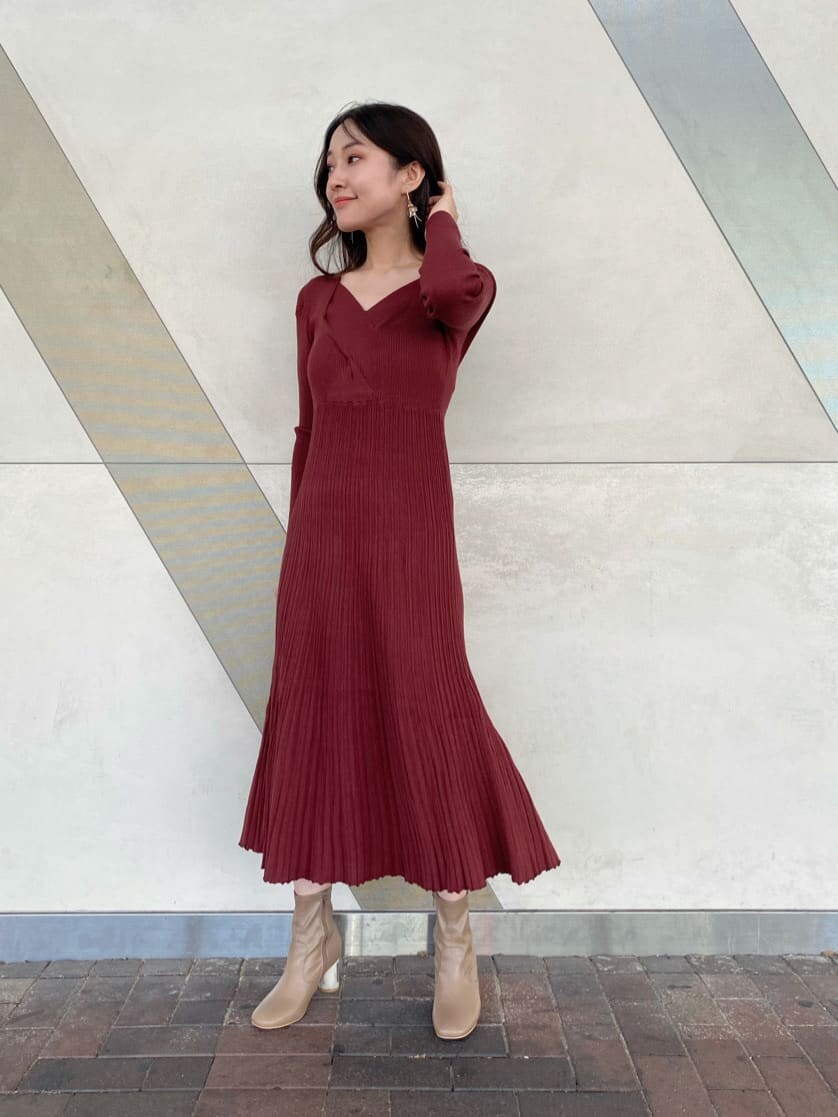 ブラック系のキャミソール、ブラウン系のワンピース、ブラウン系のワンピースを着用したレディースの秋コーディネートの2枚目の写真