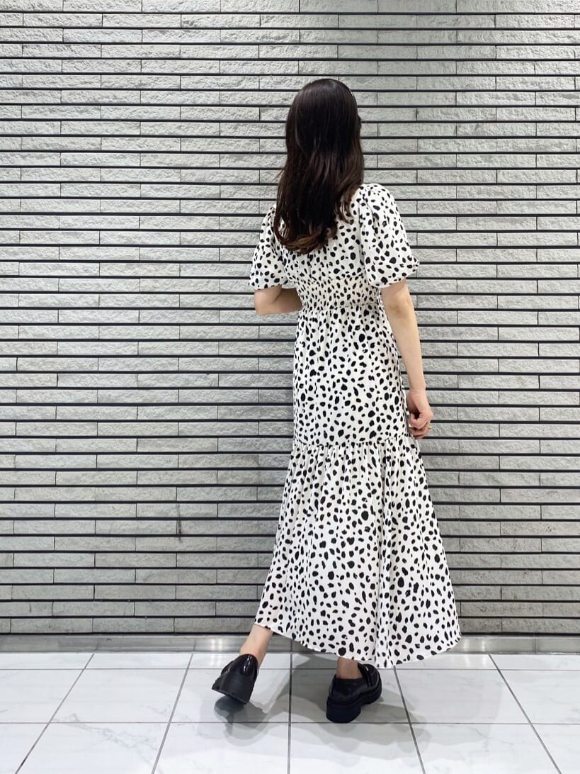 ブラウン系のローファー、ホワイト系のワンピースを着用したレディースの夏コーディネートの4枚目の写真