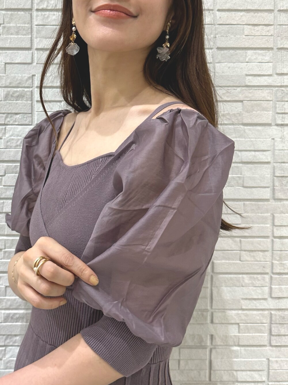 ブラウン系のパンプス、ブラック系のハンドバッグ、パープル系のワンピースを着用したレディースの夏コーディネートの6枚目の写真