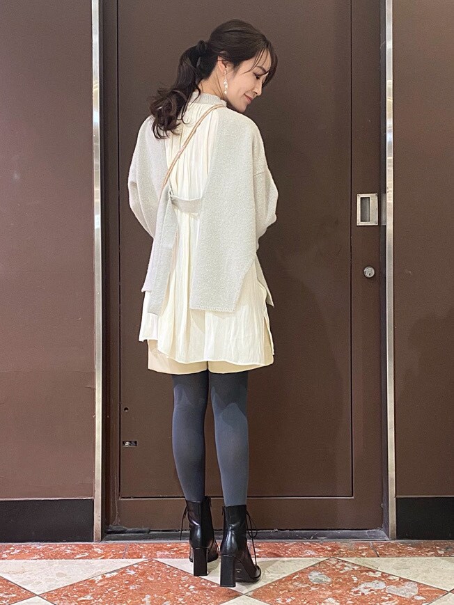 ホワイト系のその他パンツ、ベージュ系のハンドバッグ、グリーン系のニット/セーターを着用したレディースの冬コーディネートの3枚目の写真