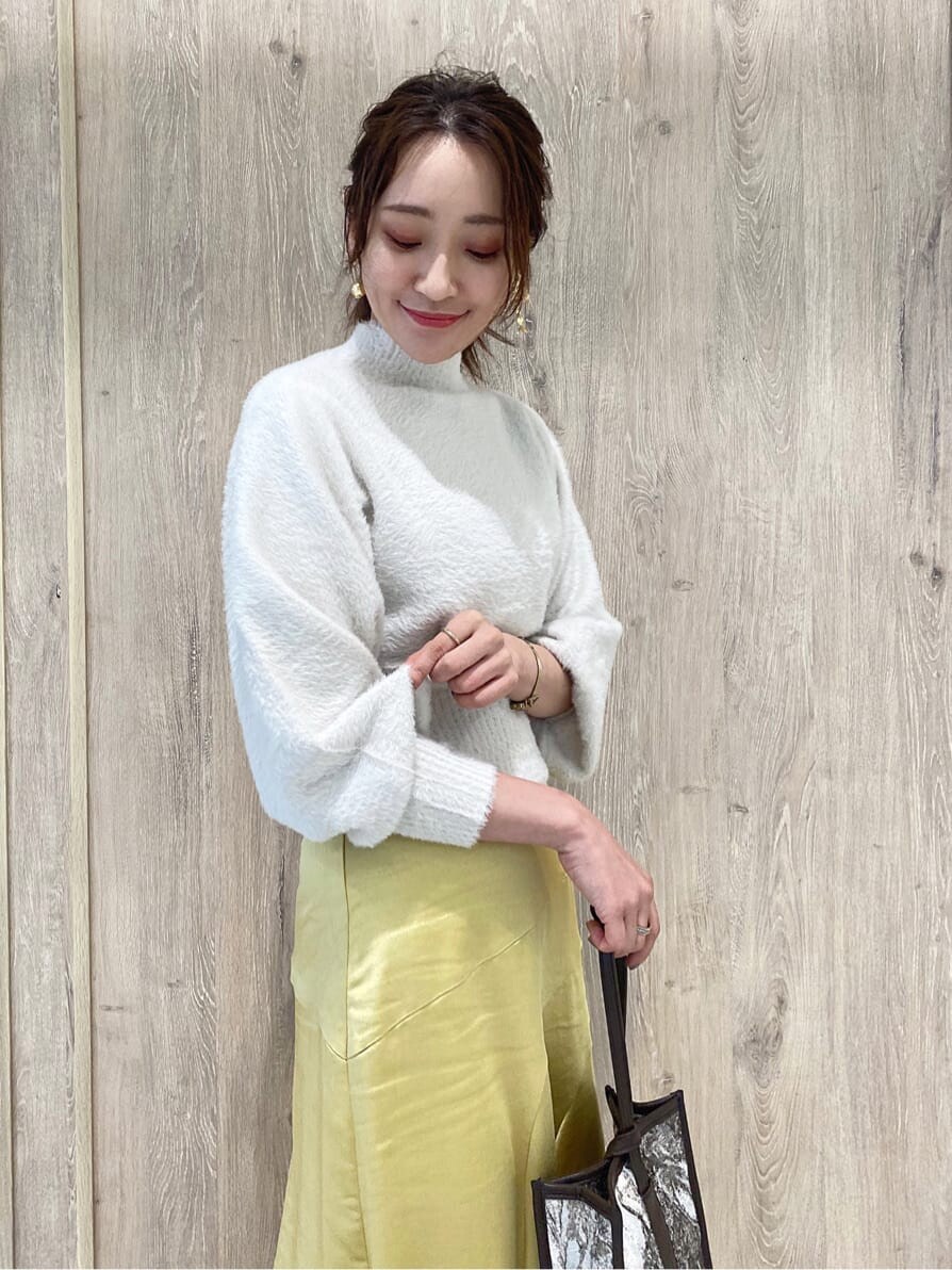 ブラウン系のハンドバッグ、ブラウン系のその他シューズ、イエロー系のスカートを着用したレディースの秋コーディネートの4枚目の写真