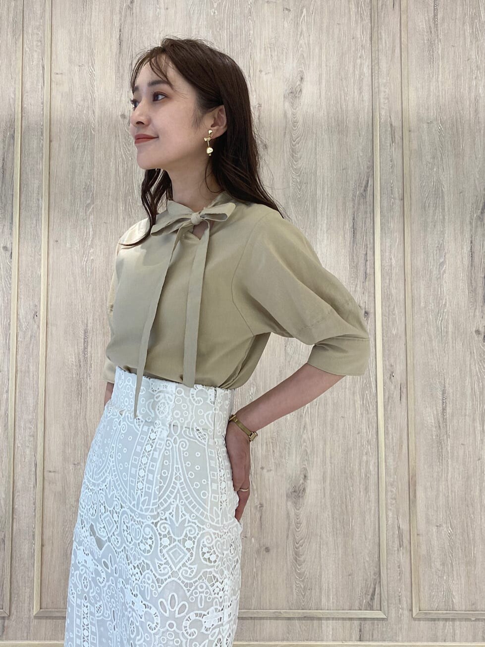 ホワイト系のスカート、ベージュ系のシャツ/ブラウス、ベージュ系のパンプスを着用したレディースの夏コーディネートの4枚目の写真