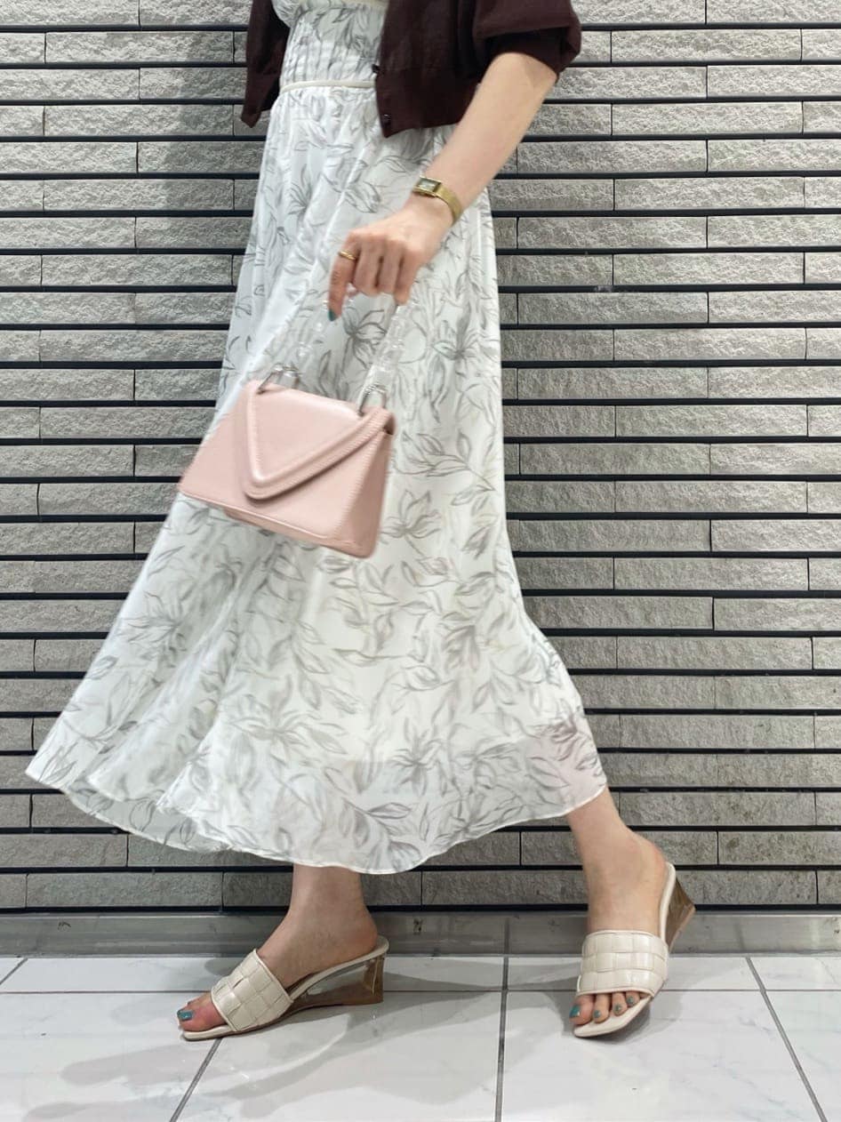 ピンク系のショルダーバッグ、ホワイト系のサンダル、ブラウン系のカーディガン/ボレロを着用したレディースの夏コーディネートの7枚目の写真