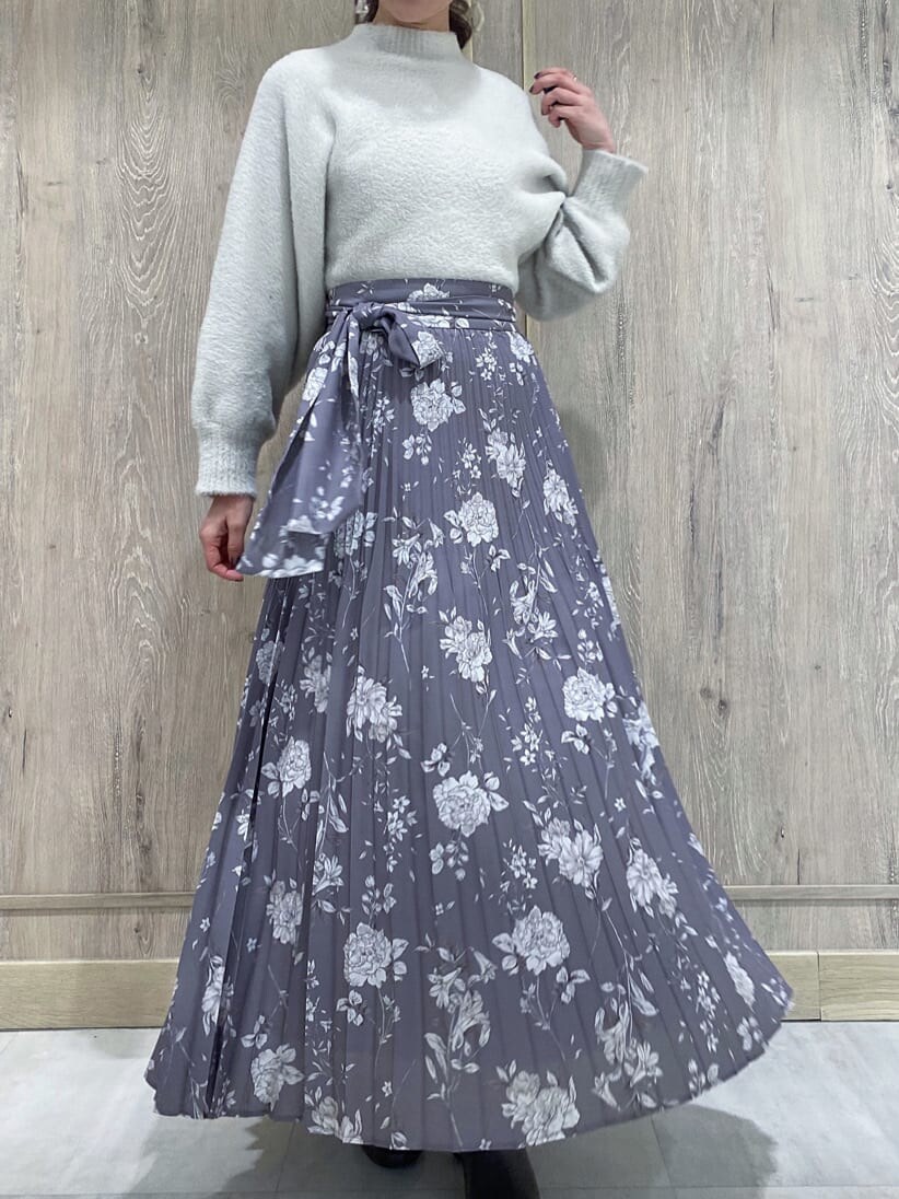 ブラウン系のその他シューズ、ホワイト系のニット/セーター、グリーン系のブルゾンを着用したレディースの冬コーディネートの6枚目の写真