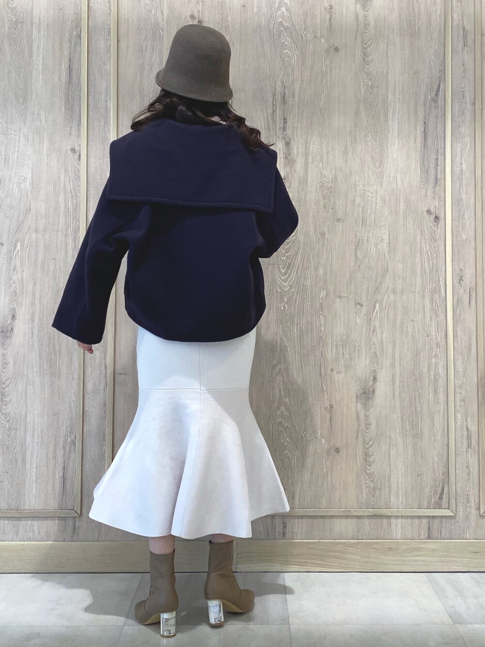 ベージュ系のブーツ、パープル系のその他アウター、ホワイト系のキャミソールを着用したレディースの冬コーディネートの4枚目の写真