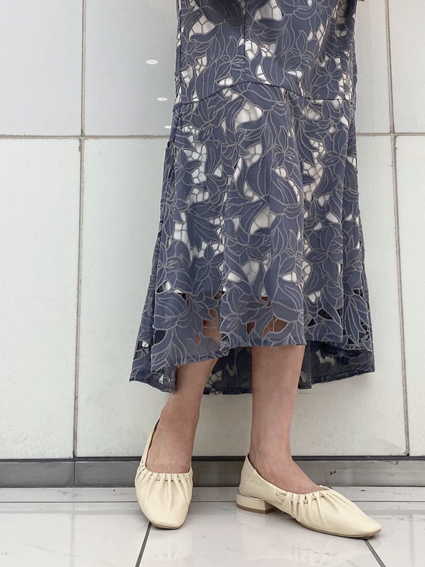 ホワイト系のTシャツ/カットソー、ベージュ系のトレンチコート、ホワイト系のパンプスを着用したレディースの春コーディネートの10枚目の写真