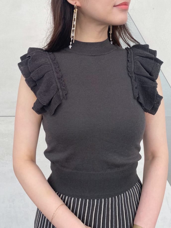 ブラウン系のサンダル、ベージュ系のトートバッグ、グレー系のワンピースを着用したレディースの夏コーディネートの6枚目の写真