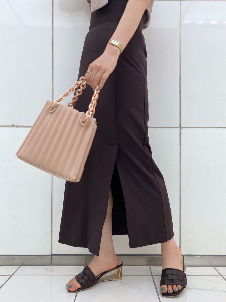 ピンク系のハンドバッグ、ブラウン系のサンダル、ベージュ系のシャツ/ブラウスを着用したレディースの夏コーディネートの8枚目の写真