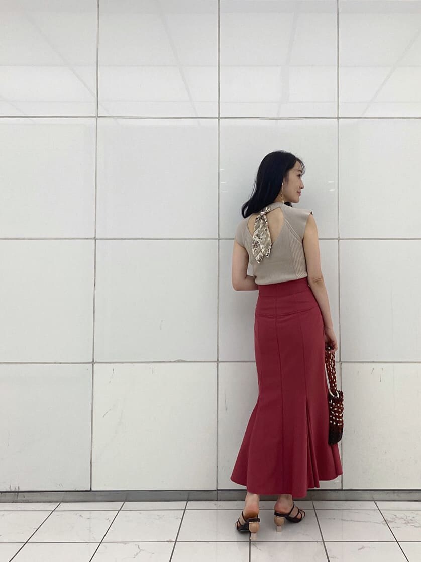 ベージュ系のTシャツ/カットソー、ベージュ系のニット/セーター、ブラウン系のサンダルを着用したレディースの夏コーディネートの3枚目の写真